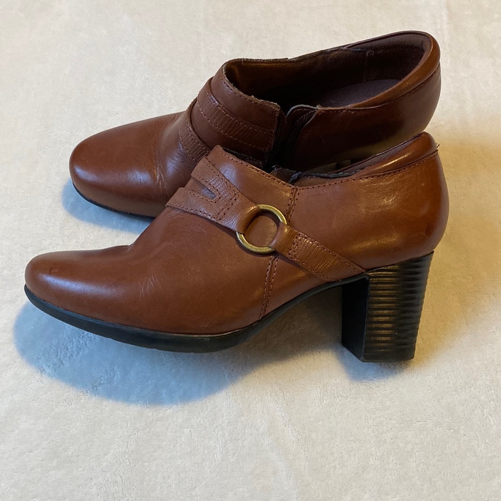 Clarks brown leather boots size 8 like new